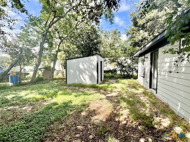 view of yard with an outbuilding