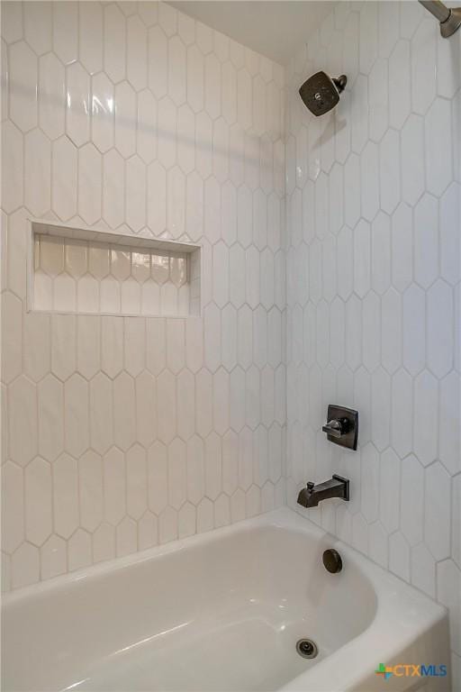 bathroom with tiled shower / bath