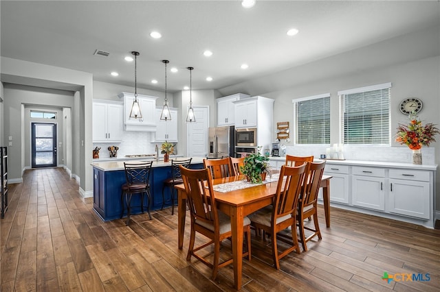 dining space featuring visible vents, recessed lighting, dark wood-style floors, and baseboards