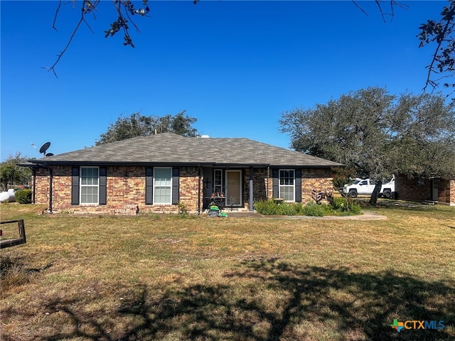 ranch-style home featuring a front lawn