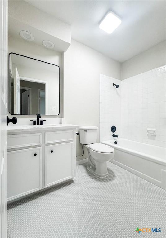 211 Alamogordo Dr, Victoria, TX 77904 - full bath featuring vanity and  shower combination