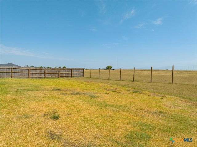 view of yard featuring a rural view