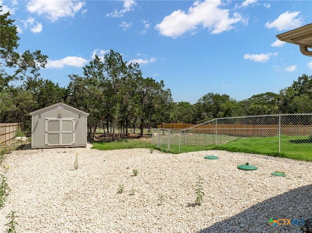 view of yard featuring a shed