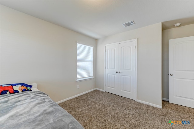 bedroom featuring carpet flooring and a closet