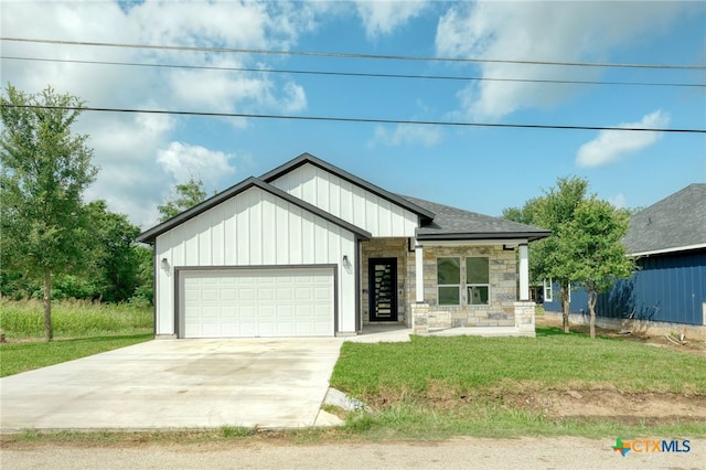 view of front of house featuring a garage and a front yard