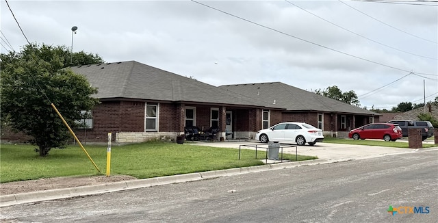 801AND803 S Live Oak St, Lampasas, TX 76550 - ranch-style home featuring brick siding, a front yard, and roof with shingles