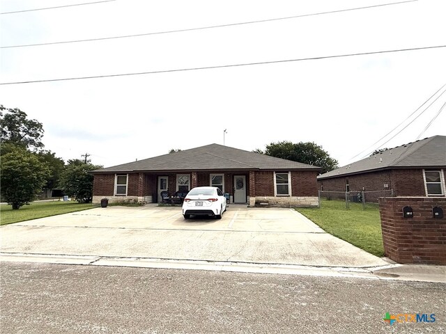 801AND803 S Live Oak St, Lampasas, TX 76550 - ranch-style house featuring brick siding and driveway