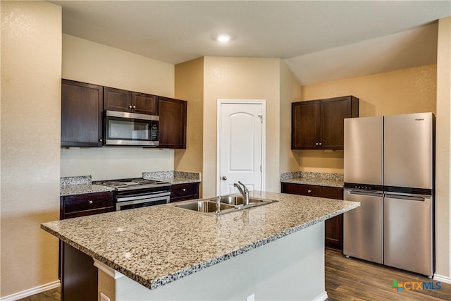 772 Armadillo Dr, Seguin, TX 78155 - kitchen featuring an island with sink, a sink, stainless steel appliances, dark wood-type flooring, and dark brown cabinets