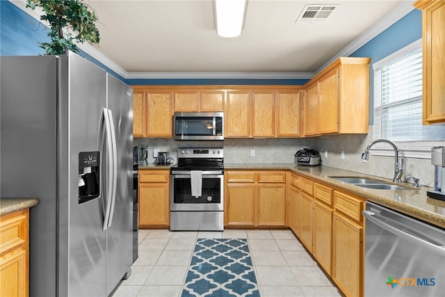 kitchen featuring tasteful backsplash, visible vents, stainless steel appliances, and a sink