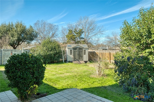 view of yard featuring a shed