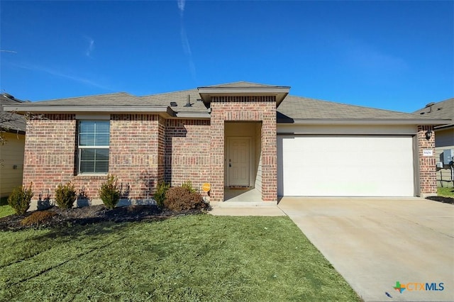 view of front of home featuring a front yard and a garage