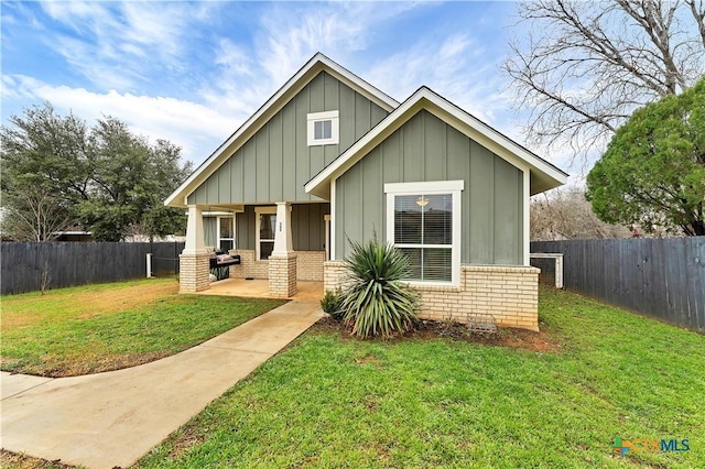 view of front of house with a front lawn and covered porch