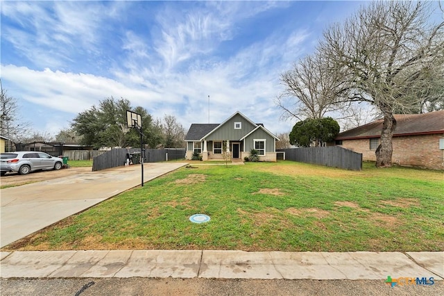 view of front of home featuring a front yard