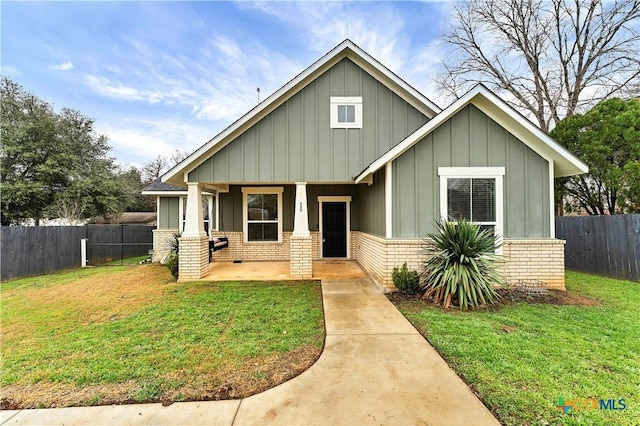 view of front facade with a front yard