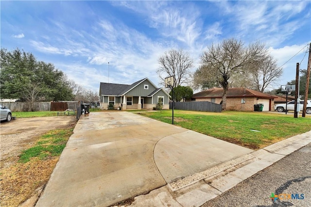 ranch-style house featuring a front yard