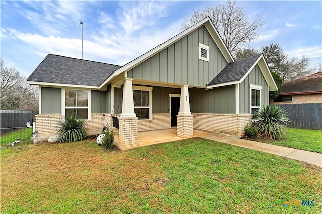 view of front of home featuring a front lawn