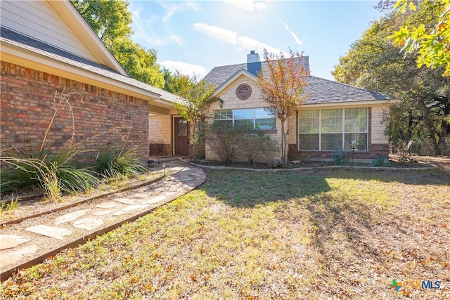 view of front facade featuring a front yard