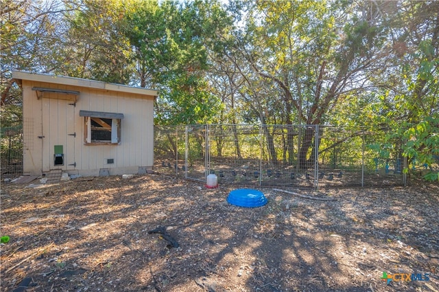 view of yard with an outbuilding