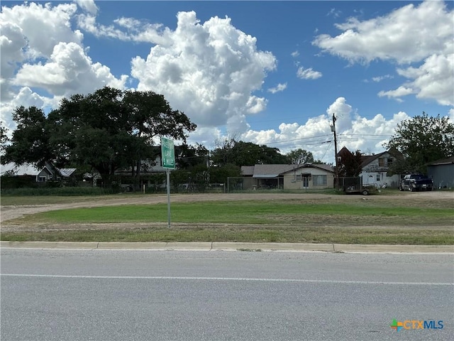 606 E Central Ave, Nixon, TX 78140