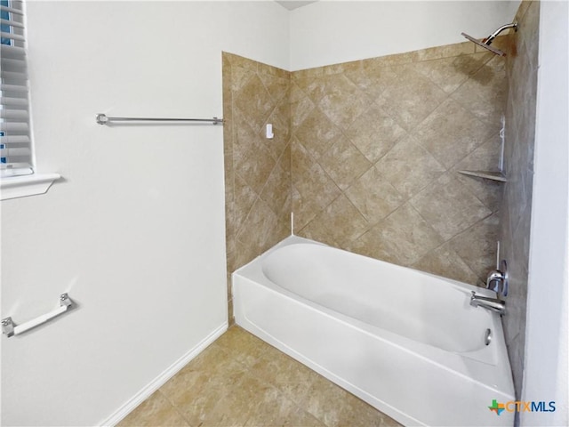 bathroom with tiled shower / bath