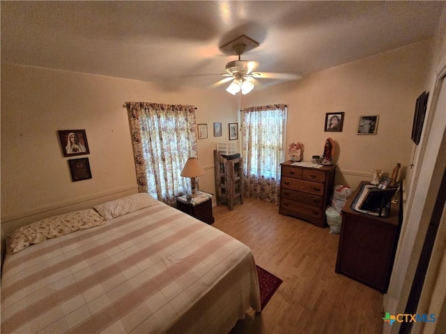bedroom featuring light wood-style floors and a ceiling fan