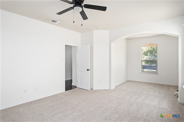 unfurnished room with light carpet and ceiling fan