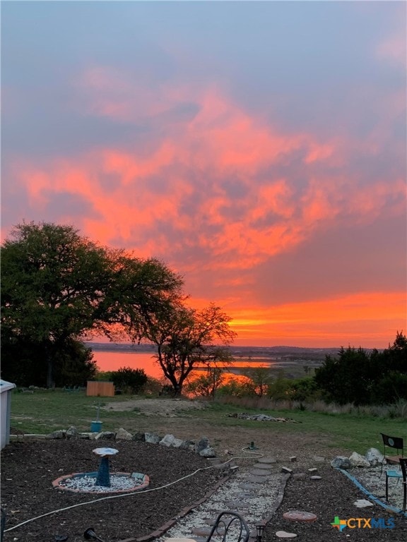 view of yard at dusk