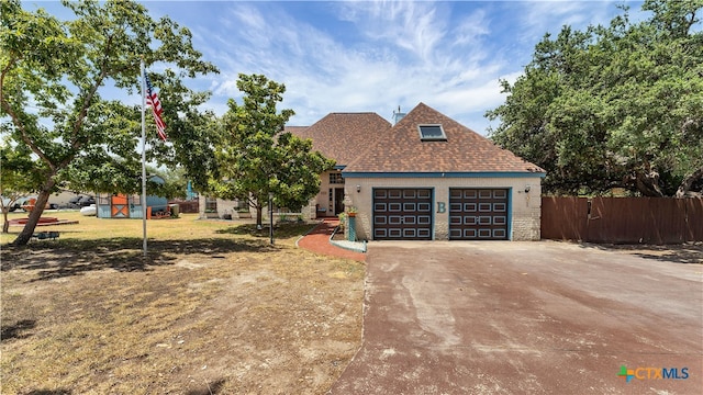 view of front of home featuring a front yard