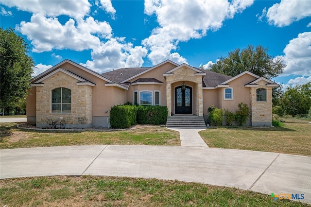 single story home featuring a front lawn