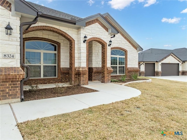 view of front of house with a front lawn