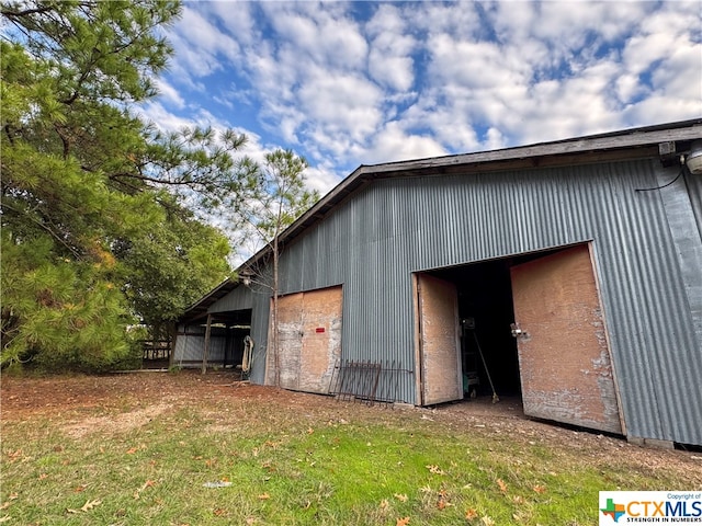 view of outdoor structure with a yard