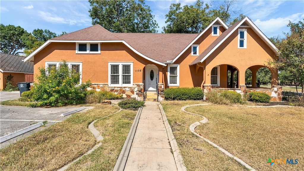 view of front of home featuring a front lawn