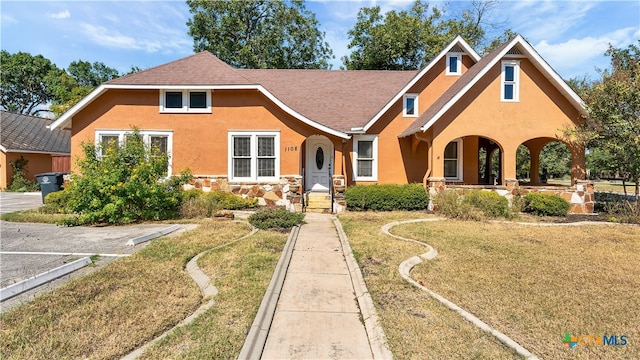 view of front of home featuring a front lawn