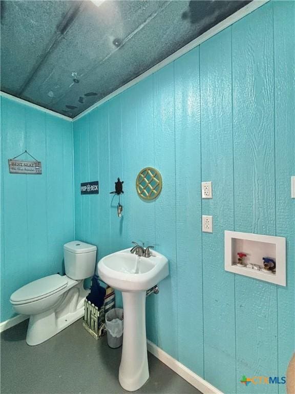 1208 W Adams St, Port Oconnor, TX 77982 - half bath featuring toilet and baseboards