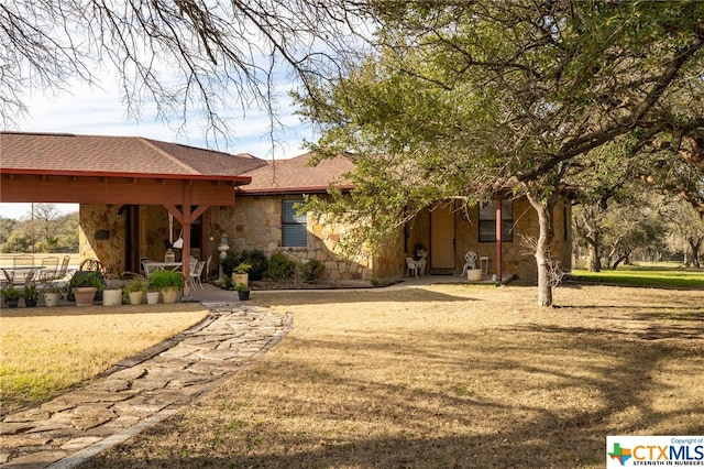 view of front of home featuring a front yard