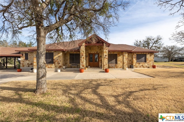 view of front of home with a patio and a front lawn