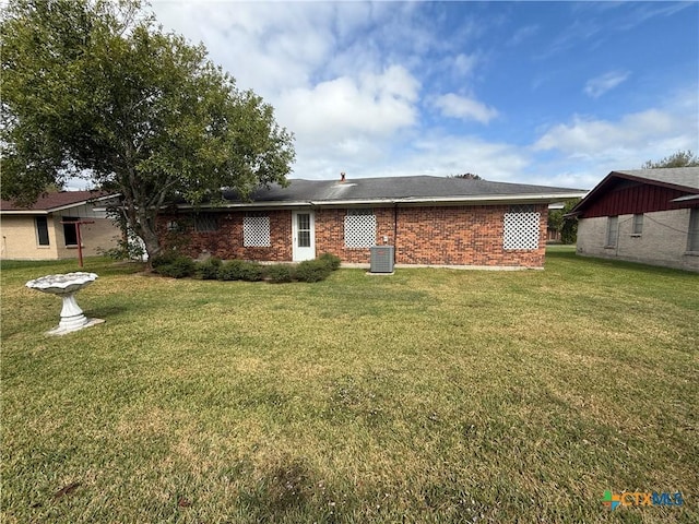 view of front facade with a front yard and cooling unit