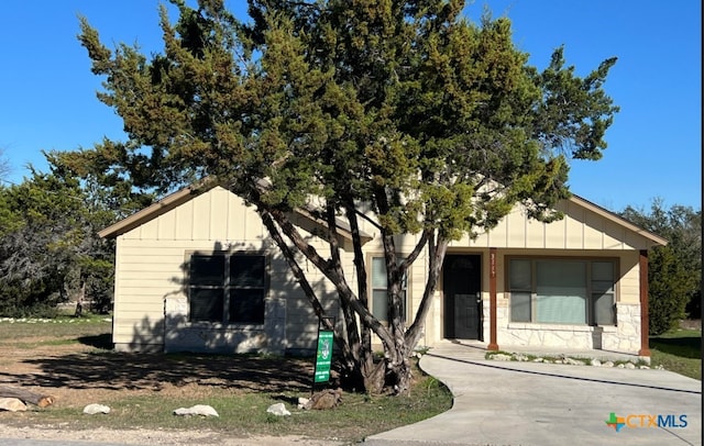 view of front of property