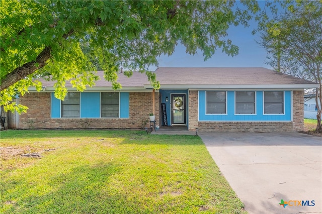 view of front of property with a front lawn