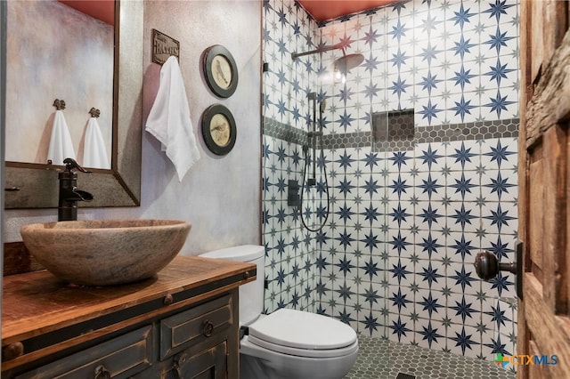 1910 S Rainbow Ranch Rd, Wimberley, TX 78676 - bathroom with vanity, a tile shower, and toilet