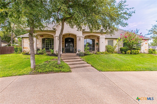 view of front facade featuring a front yard