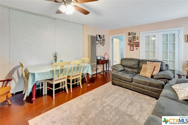 1005 Macarthur St, Victoria, TX 77901 - living area featuring wood finished floors and a ceiling fan
