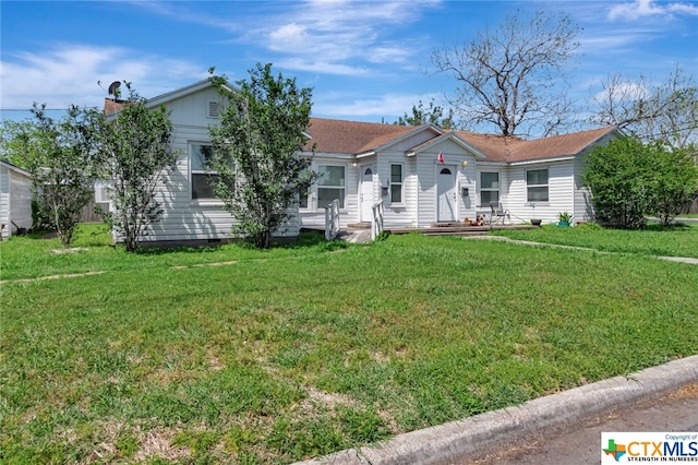 ranch-style home featuring a front lawn