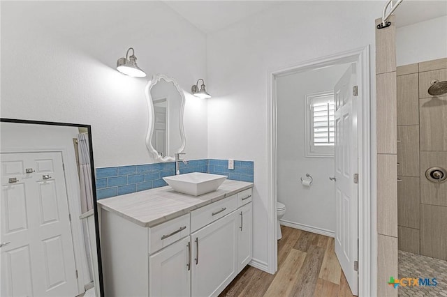 25 Augusta Cir, Aransas Pass, TX 78336 - full bath featuring a tile shower, vanity, and wood finished floors