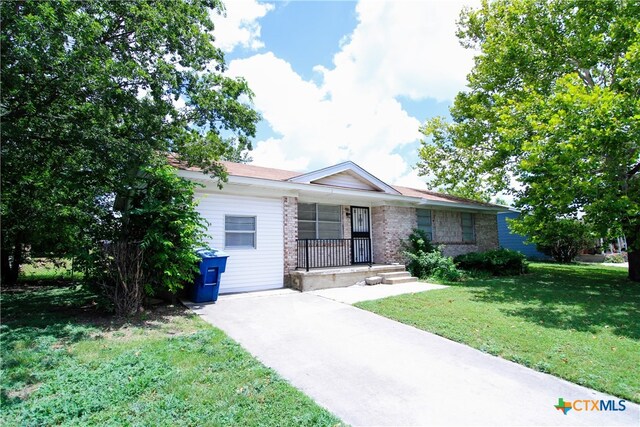 single story home with a front lawn