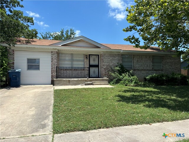 single story home featuring a front lawn