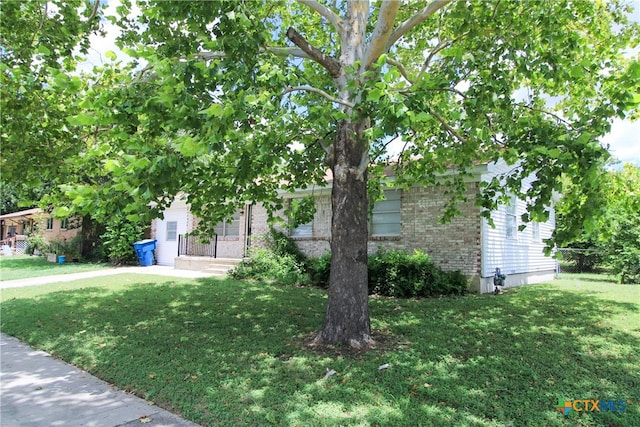 view of front facade with a front yard