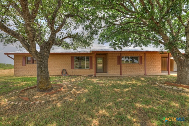 view of front of home featuring a front lawn