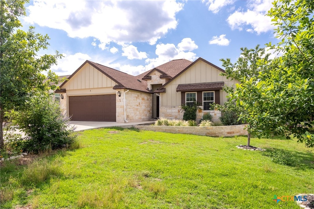 view of front of home featuring a garage and a front yard