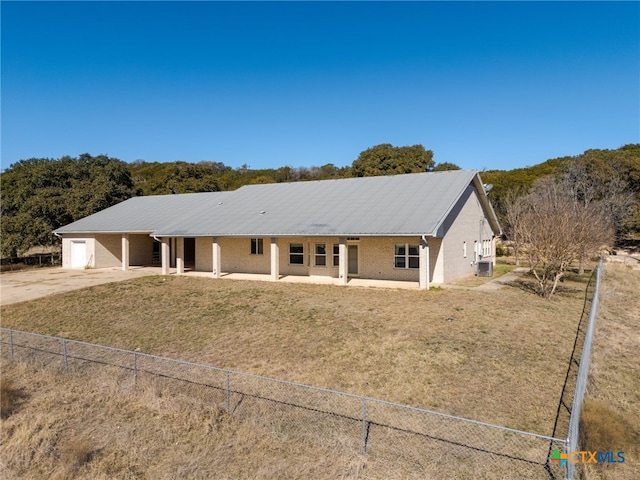 view of front of property featuring a front lawn